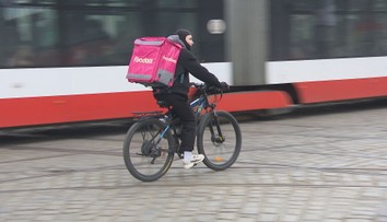 Vláda chystá změnu v zákoníku práce. Dotkne se kurýrů a taxikářů