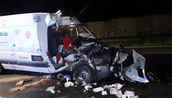 Řidič dodávky narazil na D1 zezadu do kamionu. Spolujezdec nepřežil