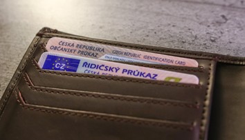 Za volant bez řidičáku. Povinnost ho mít u sebe má zmizet. Co ukážeme hlídce?