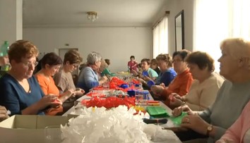 U NÁS TO ŽIJE: Takhle se vyrábí růže pro kunovického krále