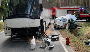 Auto se srazilo s autobusem plným dětí. Zemřel jeden řidič