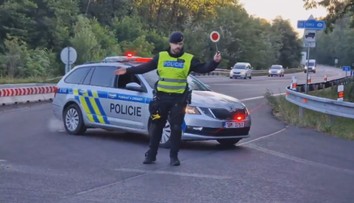 Nehoda na D52 u Pohořelic. Po srážce aut zemřely dvě ženy, děti jsou v nemocnici