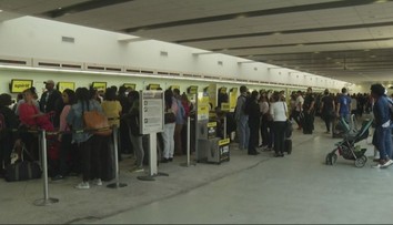 Aerolinky zrušily 9 letů. Na letišti se strhla velká bitka. VIDEO
