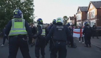 Smrt mladíka vyvolala v Británii protesty. Policisté ho spoutali místo útočníka
