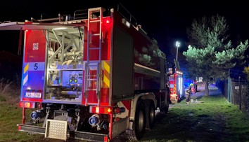 V zahrádkářské osadě shořela chata, popáleného majitele odvezla sanitka