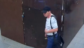 Muž měl osahávat ženu na eskalátorech, ta jej pohotově natočila. Hledá ho policie