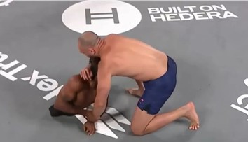 Bizár v bojových sportech. Zápasník UFC uškrtil bijce bez nohou