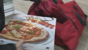 Muži si objednali šest pizz. Místo placení měli kurýra zbít a oloupit!