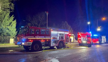 Plameny zničily byt v Praze, popálený nájemník skončil v nemocnici