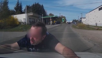 VIDEO: Muž skákal na projíždějící auta. Zpacifikovali ho policisté