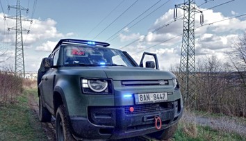 Nové hračky: Policisté vyrazí do terénu v defenderech za 65 milionů