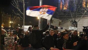 Srbové protestují proti výsledkům voleb. Na budovu parlamentu házeli vejce