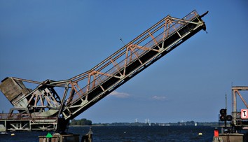 Ceny za hloupou smrt: Zvítězili i muži přeskakující zvedací most