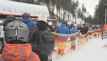 Češi o víkendu zaplnili sjezdovky. Lyžování má ale brzy překazit obleva