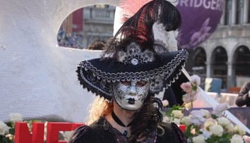 Zlato, peří a zdobené masky. Benátky ovládl tradiční karneval