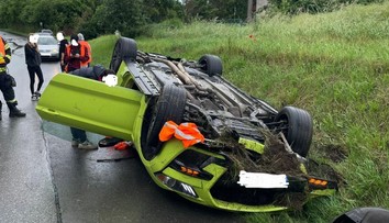 Vypůjčený mustang skončil na střeše. Majitel půjčovny odmítá kritiku: Gumy byly v pořádku!