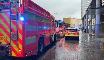 Panika v pražském metru. Pod soupravu spadl člověk, doprava kvůli tomu stojí