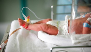 Tragický konec pátrání po zmizelém novorozenci. Našli ho mrtvého u nemocnice