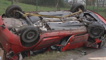 Dvě vážné nehody na východě Čech. Mrtvý řidič a převrácený traktor