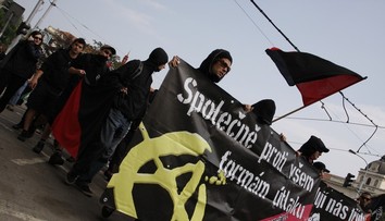 Ve Frýdku-Místku se strhla rvačka. Neonacisté napadli průvod anarchistů