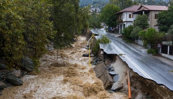 Vodní smršť připomínající tornádo a prudké lijáky. Řecko zasáhly silné bouře