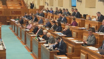 Vládní poslanci přehlasovali Senát a prosadili rozvolnění rozpočtových pravidel