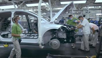 Automobilky drtí problémy s výrobou. Na nový vůz se čeká i dva roky