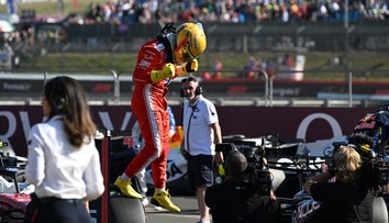 Hamilton rozpálil Silverstone! Doma urval pole position o 11 tisícin