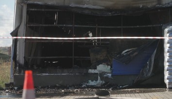 Požár haly napáchal škody za desítky milionů. Jeden hasič musel do nemocnice