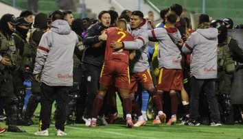 Rvačky, slzný plyn i 17 červených karet. Bolivijský fotbal řeší skandál