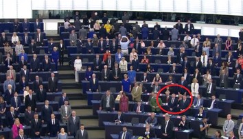 Při hymně EU se Farage a spol. otočili zády. SPD zůstala sedět