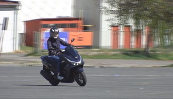 Mít řidičák rozhodně nestačí. Co byste měli vědět a umět, než sednete na skútr