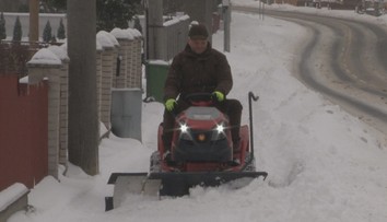 Starosta vyřešil kalamitu po svém. Odklízet sníh vyjel na sekačce!