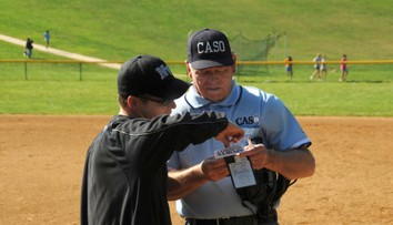 Softballové utkání narušili papoušci, jeden přistál sudímu na rameni