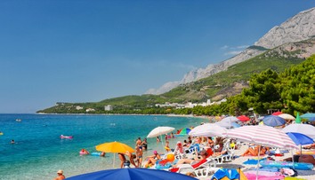 Na pláži na Makarské riviéře se situace vymkla kontrole. Turisté rozzuřeně odcházejí