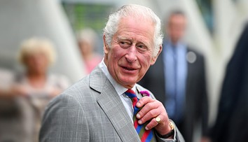 Karel III. slaví 75. narozeniny. V Londýně na počest stříleli z děl