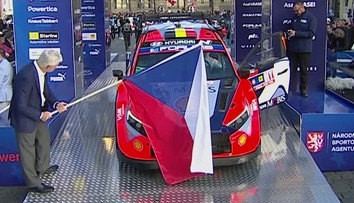 Začala Středoevropská rally. Závodníci startovali od Pražského hradu