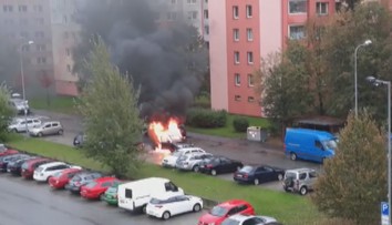 Zaparkované auto vzplanulo, údajně šlo o technickou závadu