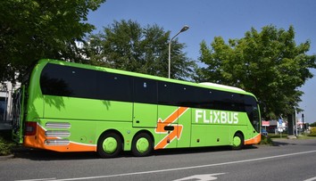 Dokouřím a jedeme dál. Řidič FlixBusu s rozbitým sklem pokračoval v jízdě