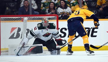 Hokejová lahůdka. Fin rozhodl gólem s hokejkou mezi nohama v prodloužení