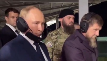 Putin se ztrapnil před Kadyrovem. Sluchátka na střelnici si nasadil opačně