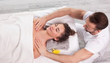 Masér masíroval dívky víc než chtěly. Hledají se další poškozené