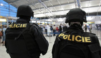 Žena měla hrozit bombou na letišti. Bylo to jinak, řekli policisté