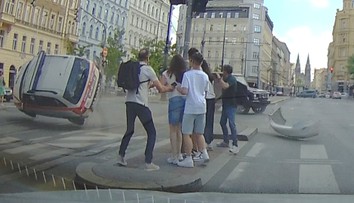 Kamera zachytila nehodu Turka: Prudký náraz, letící auto těsně minulo chodce