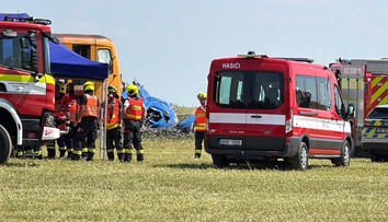 Srážka na Jičínsku: Vlak na železničním přejezdu narazil do kamionu