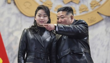 VIDEO: Pyšný táta Kim Čong-un. Svou 13letou dceru nechal řídit tank