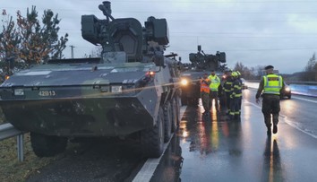 Do kolony pandurů na dálnici D6 nabouralo auto. Čtyři vojáci jsou zranění