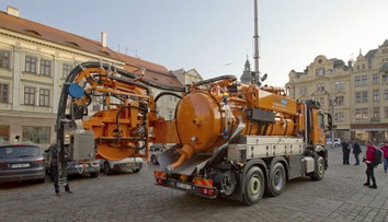 Fekálnímu vozu se urvalo rameno. Odnesli to projíždějící němečtí veteráni