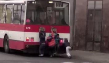 Nebezpečná zábava v Ústí. Děti se vozí na náraznících trolejbusů
