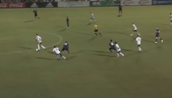 Famózní moment! Fotbalista předvedl krásnou střelu z půlky